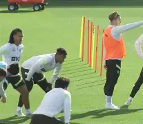 金年会官网-清晨里尔备战欧冠，遗憾出局细节曝光，质疑声仍在，年轻球员得到机会