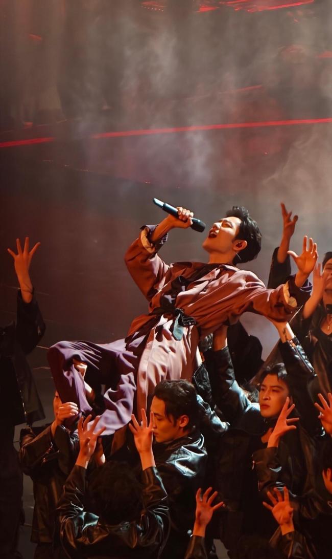 风云突变！深圳男篮关键时刻复出首秀；荷甲版图或变；话题不断；医务组通报恢复